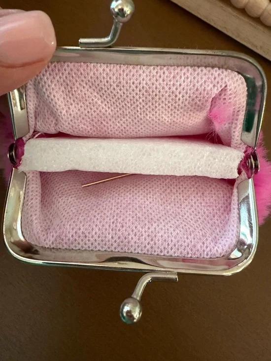 Pink Faux-Fur Kiss Lock with Pretty Sunflower Brooch- NWOT - Picture 5 of 5